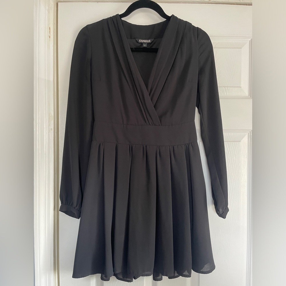 EXPRESS FIT AND FLATE PLEATED DRESS SIZE 0 EUC